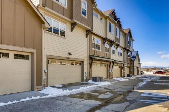 Building Photo - Spacious 2BDR Modern Townhome in Louisville