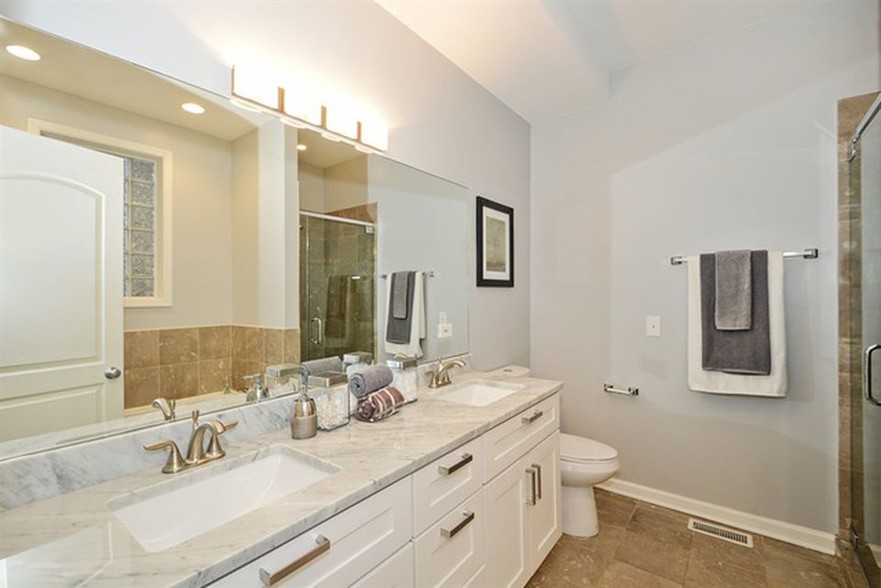 master bath - 1915 S Racine Ave