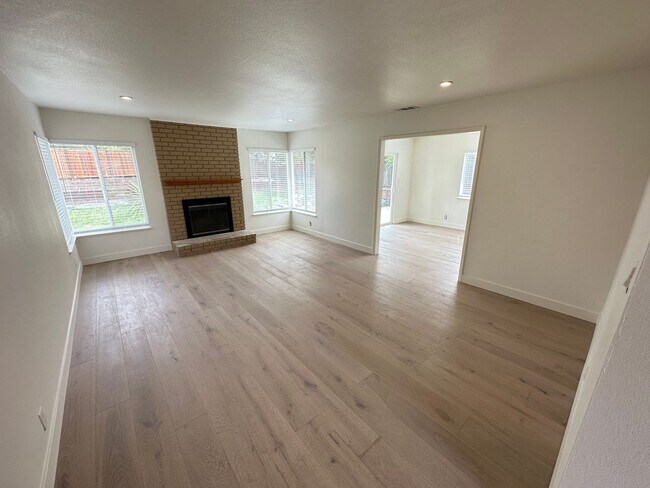 Building Photo - 4 Bed 2 Bath Single Family Home In Walnut Creek (Remodeled)