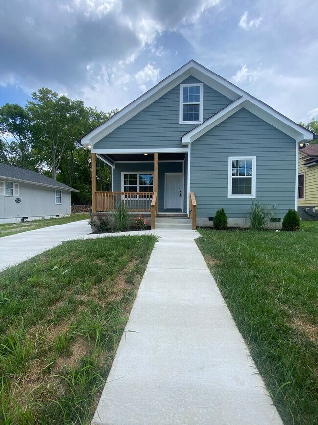 Building Photo - Charming 3 bed, 2 bath home! Fully fenced in, HUGE laundry room!