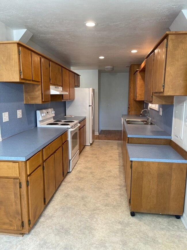 Building Photo - 3 bedroom house in Newton Creek Neighborhood