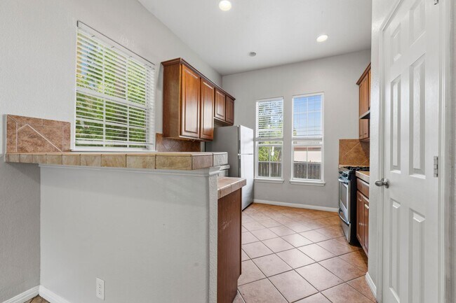 Building Photo - 5102 Caswell Ave