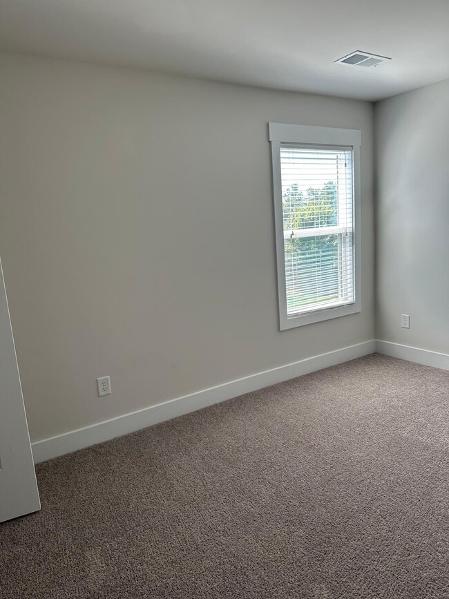Building Photo - 14 Larson Dr