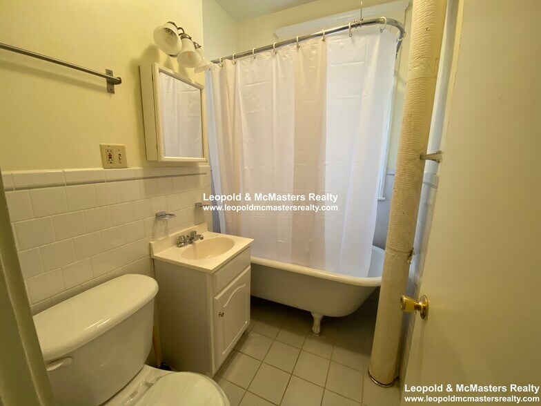 Building Photo - 131 Park Dr