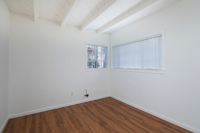 Building Photo - 1 Bed/1 Bath Charming Cottage Style Apartm...