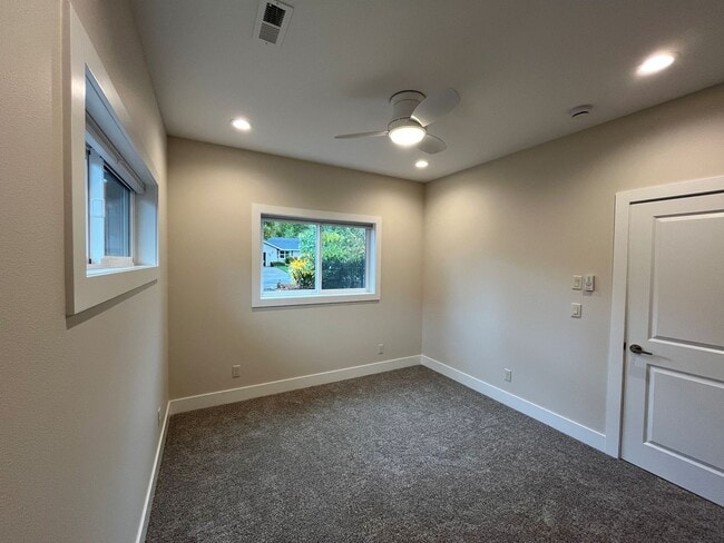 Building Photo - 3155 Dogwood Dr S