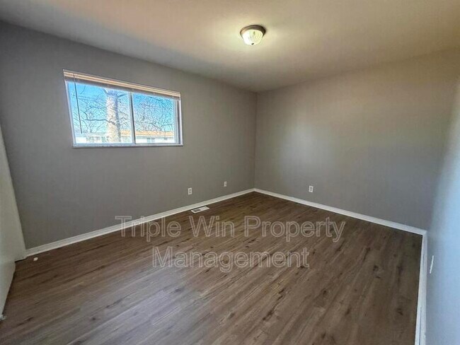 Building Photo - 1665 Queens Dr