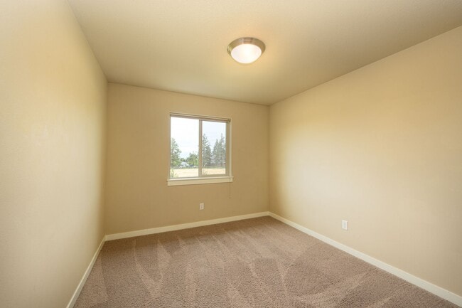 Building Photo - New listing!  Modern, A/C, Washer & Dryer included!