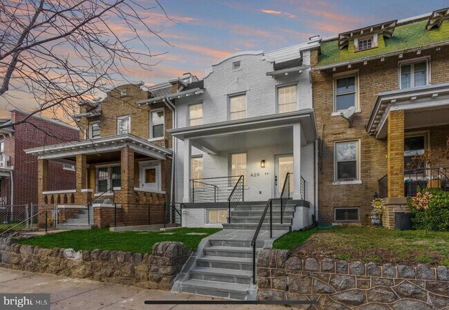Building Photo - 625 Quebec Place NW