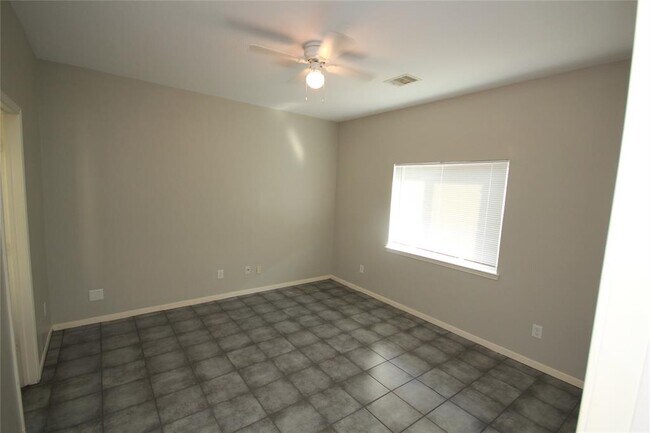 Building Photo - 6111 Settlers Lake Cir E