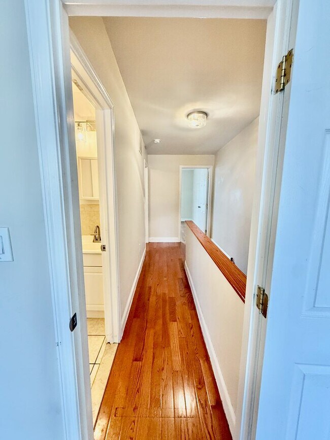 Building Photo - SPACIOUS 3BR/1BA HOUSE w/ Central AC-HARDW...