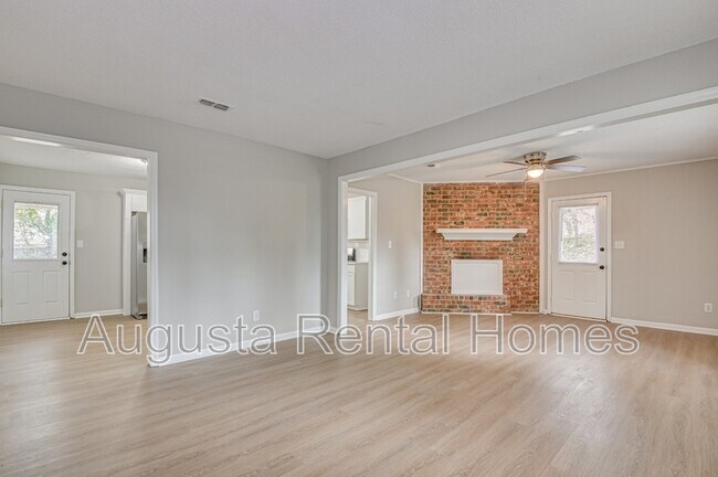 Building Photo - 208 Foxdale Dr