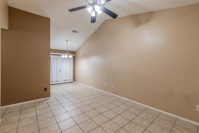 Building Photo - 1015 E Yager Ln