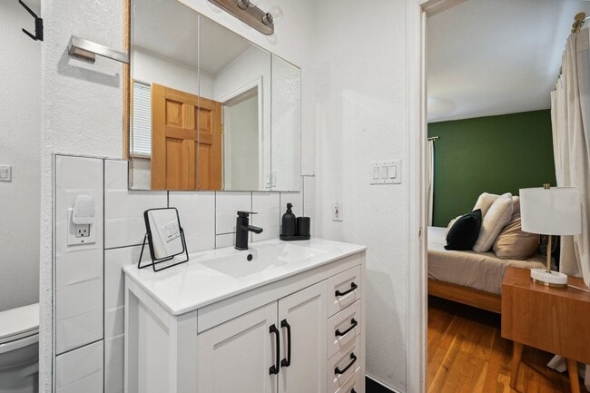 Building Photo - 5944 S Milwaukee Way