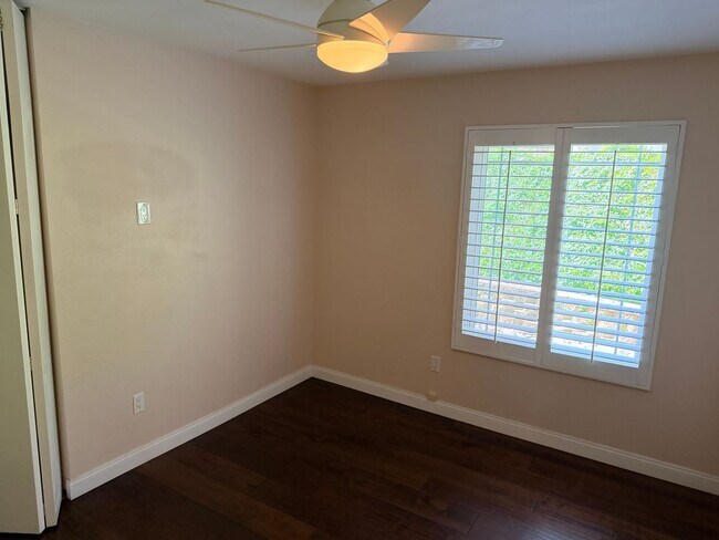Building Photo - Picture This