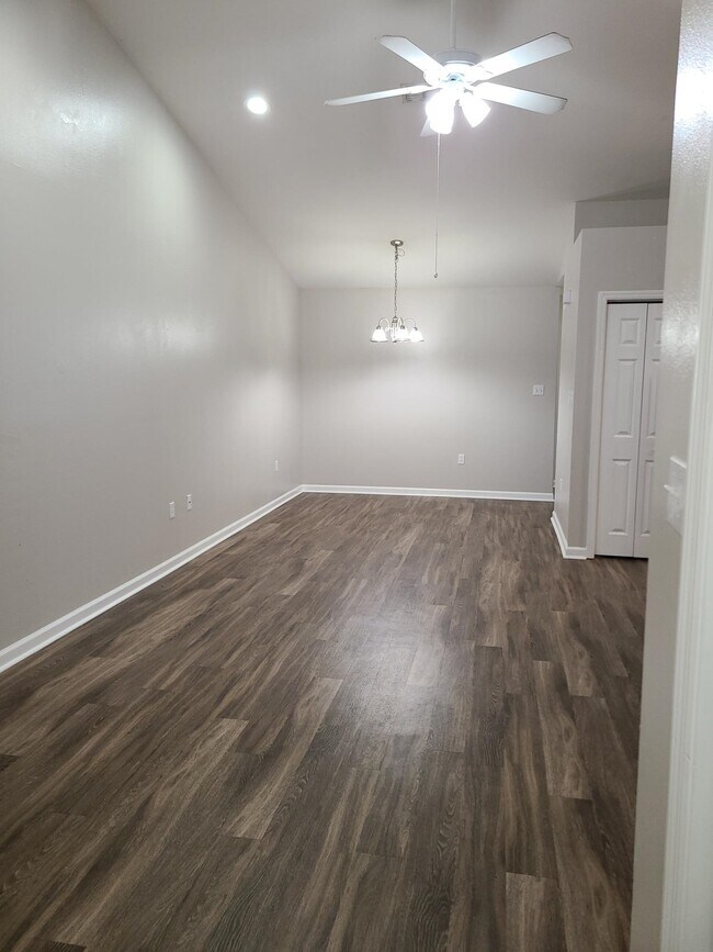 Building Photo - 2410 Quazar Cir