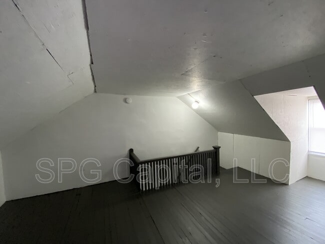 Building Photo - 648 W College Ave