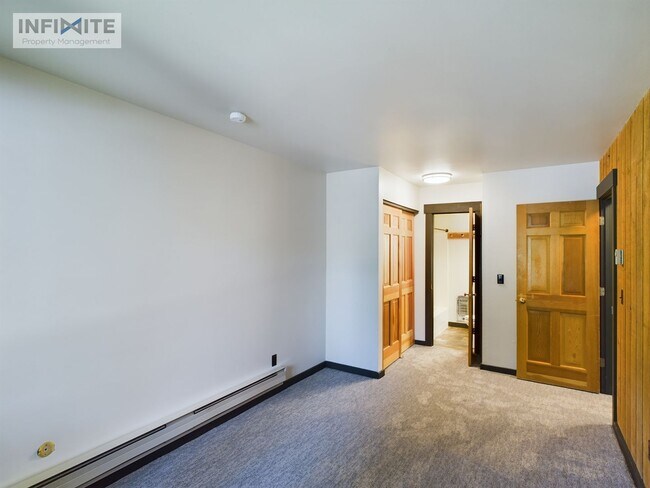 Building Photo - Comfortable 2 bedroom and 3 bathroom in Bi...