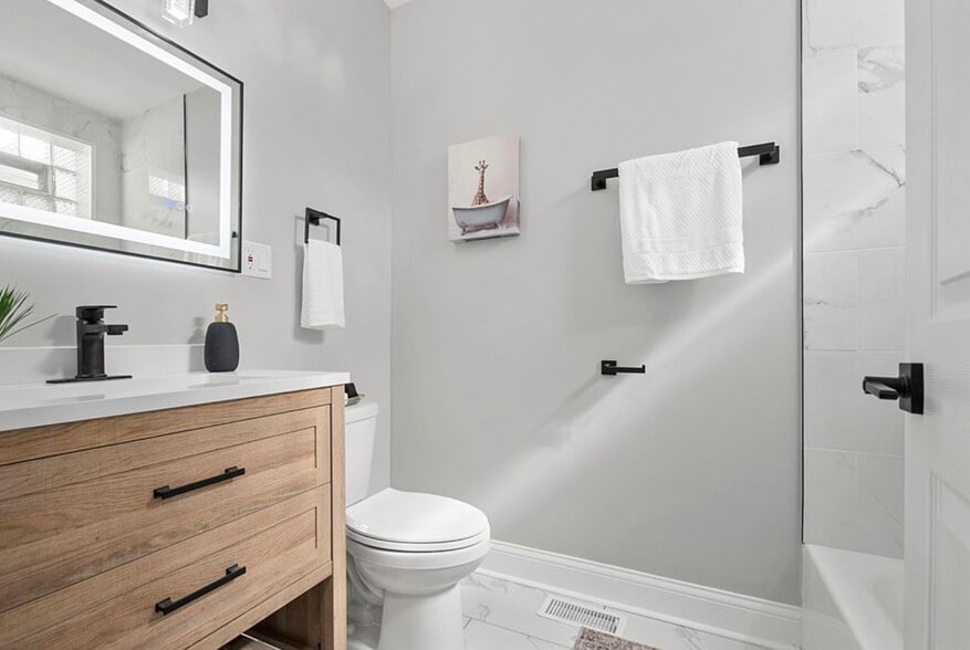 Building Photo - 1809 W Armitage Ave