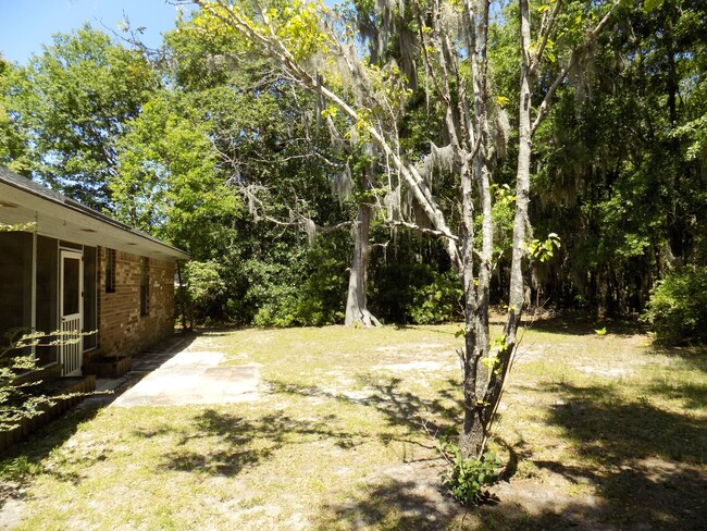 Building Photo - 3 Bedroom, 2 bath home with garage in the ...