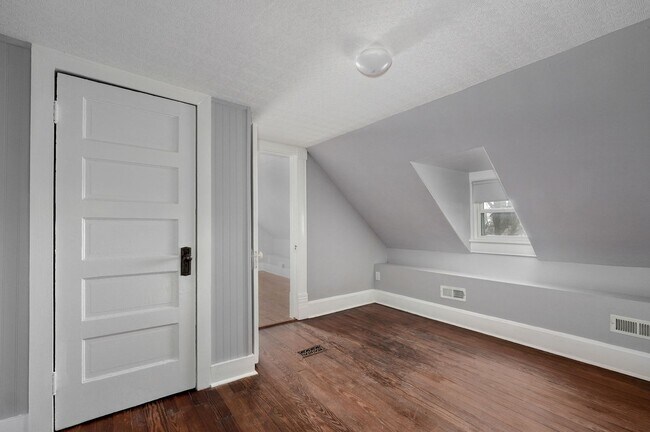 Building Photo - Charming Country Home — 4 Bed | 1 Bath | 1,500 Sq Ft