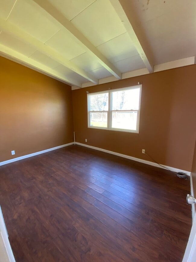 Building Photo - 3 Bed/1 Bath with Large fenced yard in central Paso Robles near Highschool!