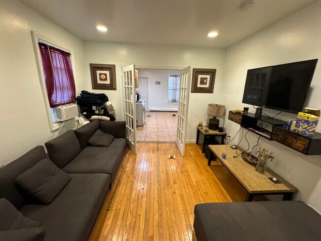 Building Photo - 29 Westervelt Pl