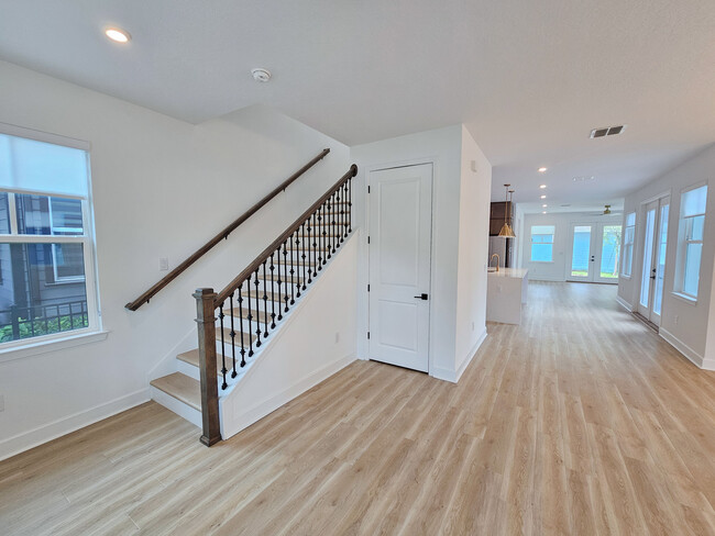 Building Photo - 408 E Oak Ave