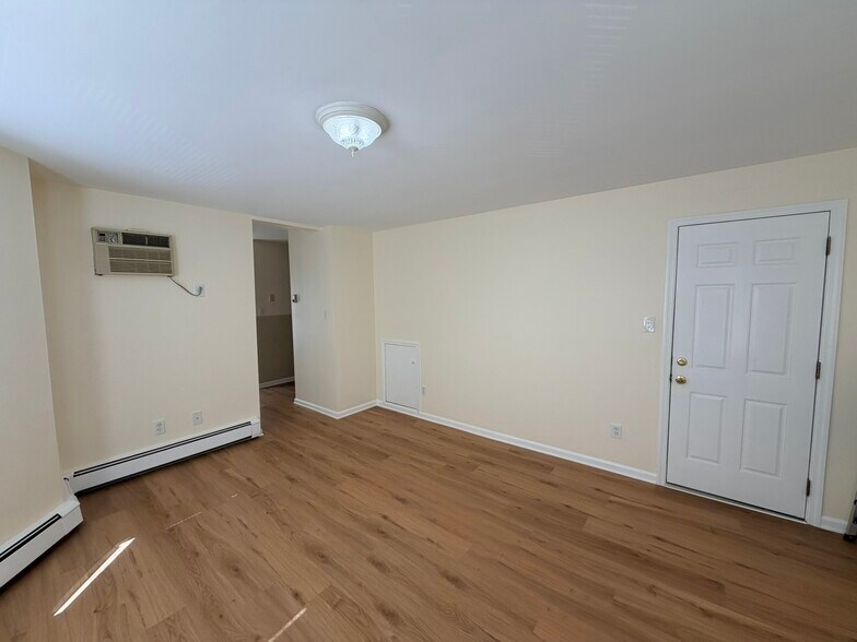 Building Photo - 14 Oakwood Ave