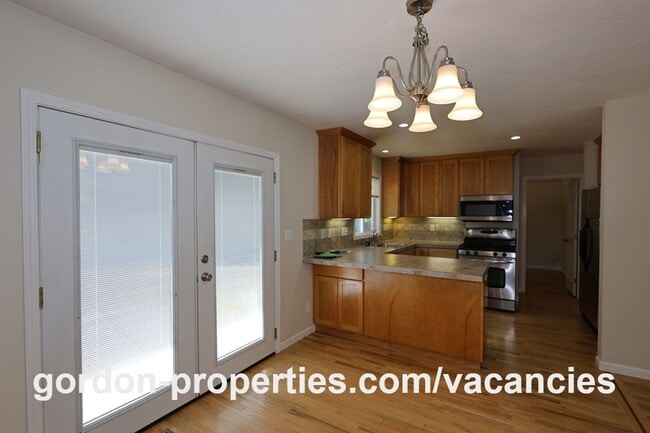 Building Photo - 10851 SE Garrett Dr