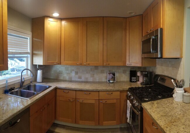 Building Photo - Immaculate 5 Bedroom 3 bath home with beautiful hill views!