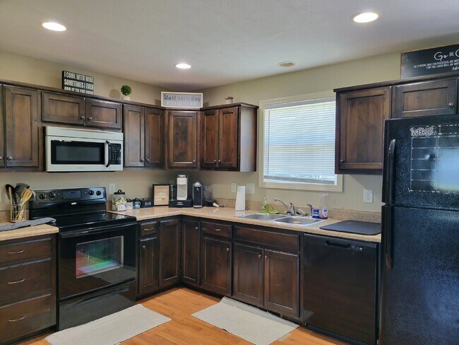 Building Photo - 2 Bed, 2 Bath Apartment with 9-Foot Ceilings in White House