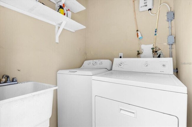 Building Photo - 1502 Daroca Dr