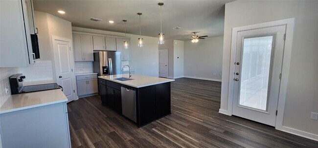 Building Photo - 2200 Delano Dr