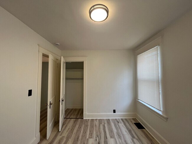 Building Photo - Updated 3 Bedroom Duplex