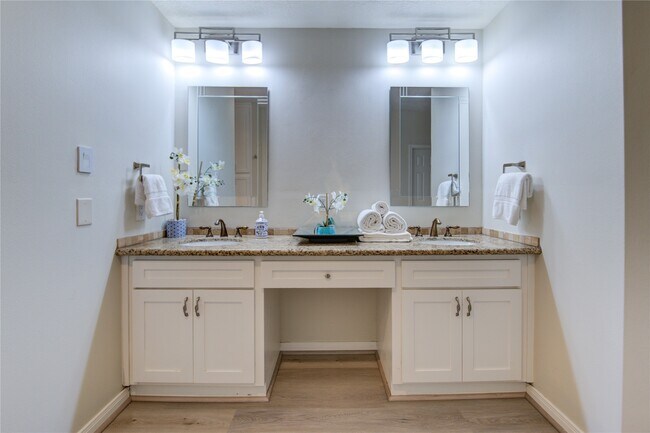 Building Photo - 714 Last Arrow Dr