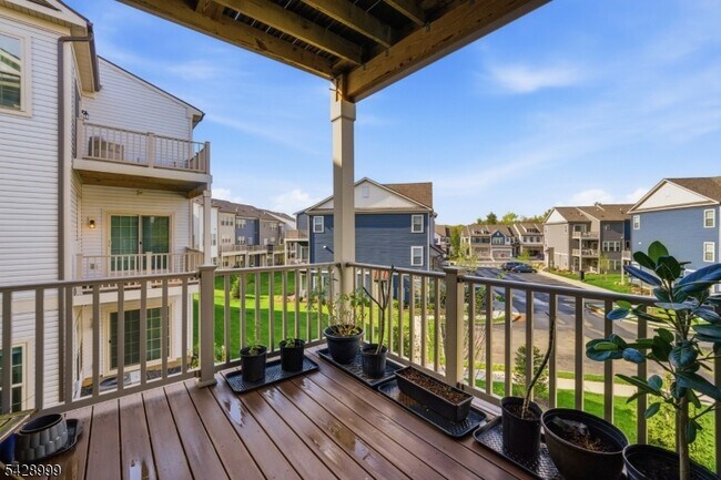 Building Photo - 19 Dahlia Dr