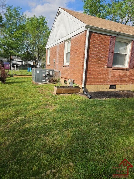 Primary Photo - 721 Blackstone Ave