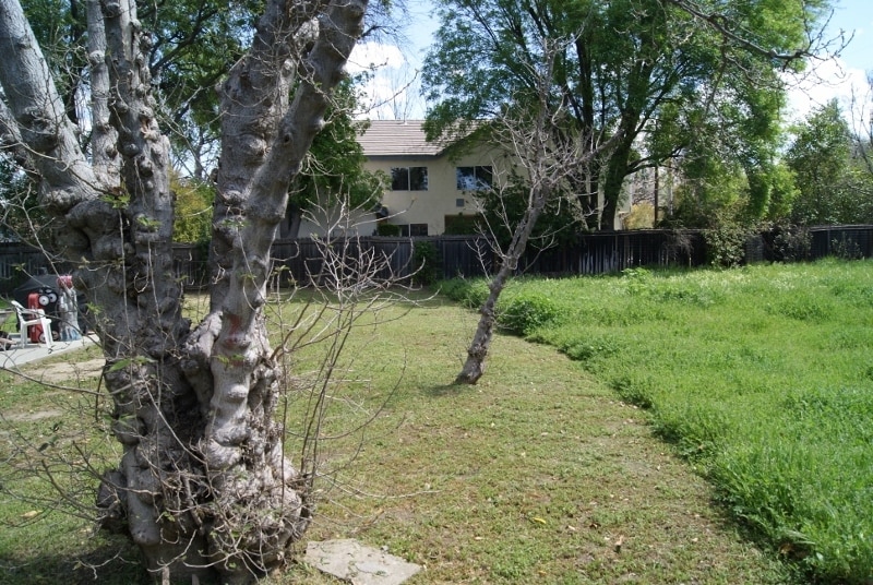 Building Photo - 23250 Burbank Blvd