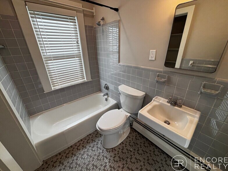 Building Photo - 222 Banks St