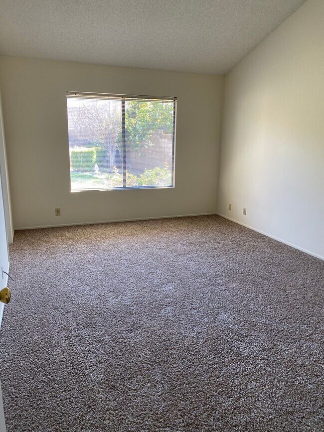 Building Photo - Single story 3 bed, 2 bath Moorpark home with yard