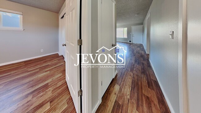 Building Photo - Inviting 2-bedroom 4-plex near Pritchard I...