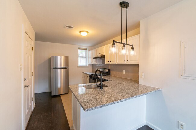 Building Photo - 305 N 41st St