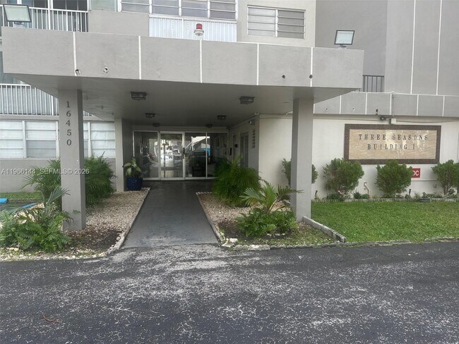 Building Photo - 16450 Miami Dr