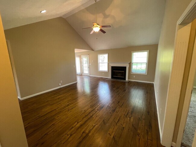 Building Photo - Fantastic Home in Shelbyville!