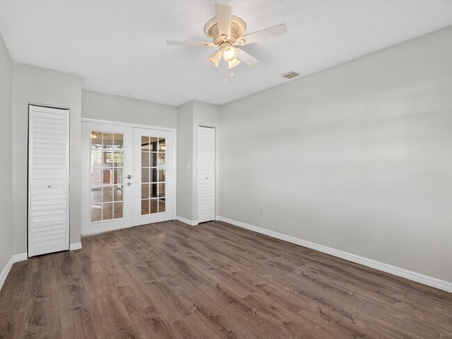 Building Photo - 566 SE Damask Ave