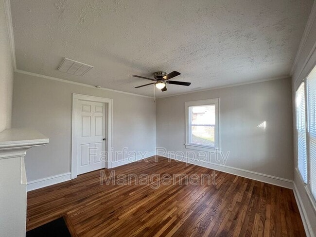 Building Photo - 102 W Summit Ave