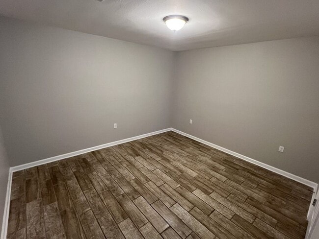 Building Photo - Charming 4-Bedroom Home with Large Backyar...