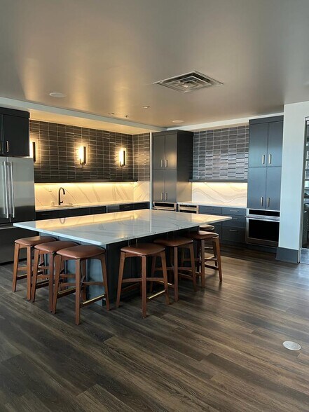 Building Photo - 600 12th Ave S