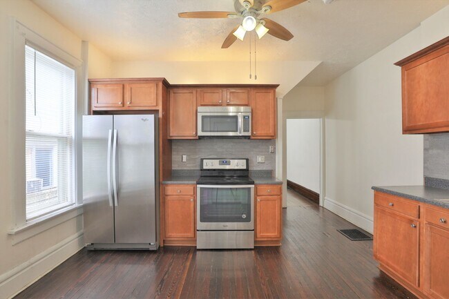 Building Photo - 3 Bedroom , 2 Bath Newly Renovated Townhouse - Right off of High St - FREE Washer / Dryer and Off...